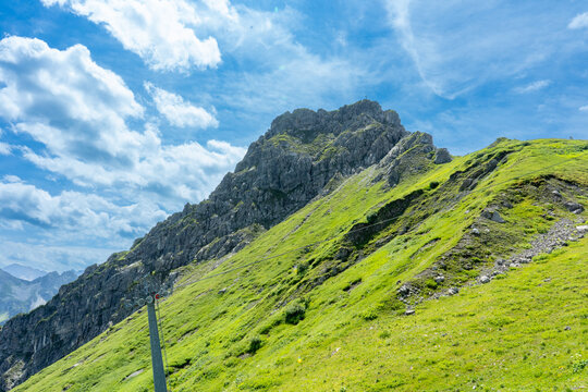 Steile gr&uuml;ne Bergh&auml;nge der Kanzelwand im Sommer im Kleinwalsertal, alpine Landschaft der Allg&auml;uer Alpen.
