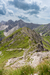Schmaler Berggrat kurz unterhalb des Gipfels der Kanzelwand im Kleinwalsertal &ndash; alpiner Wanderweg mit beeindruckender Aussicht.