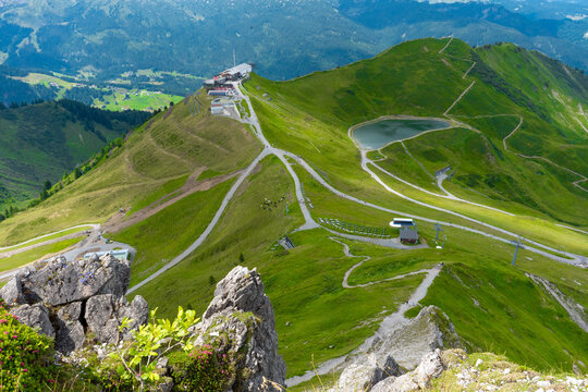 Panoramablick von der Kanzelwand auf die Bergstation der Seilbahn im Kleinwalsertal, darunter der Riezler Alpsee und das Fellhorn in der alpinen Berglandschaft der Allg&auml;uer Alpen.