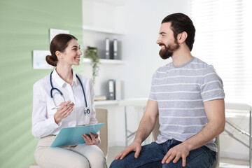Obraz premium Man having appointment with doctor in clinic