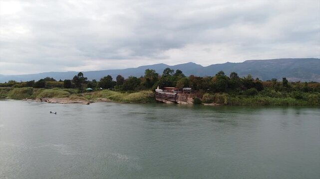 タイ・ブンカーン県のワットアーホンシラーワートから眺めるメコン川とラオスの空撮　Drone Shooting at Mekong River in Thailand & Lao　วัดอาฮงศิลาวาส