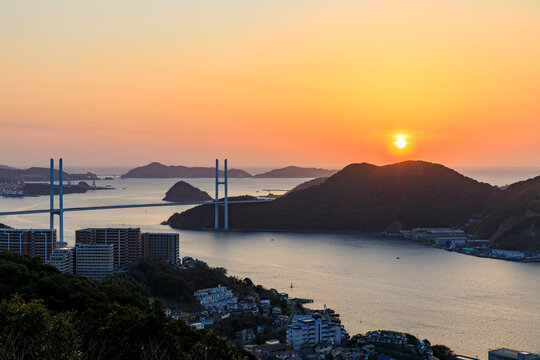 冬の鍋冠山公園から見た女神大橋と夕日　長崎県長崎市　The Megami Bridge and sunset as seen from Nabekanmuriyama Park in winter.. Nagasaki Pref, Nagasaki City.