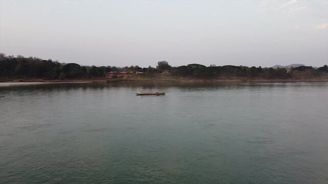 タイ・ルーイ県のチェンカーンから眺めるメコン川とラオスの空撮　Drone Shooting at Mekong River in Thailand & Lao　เชียงคาน 