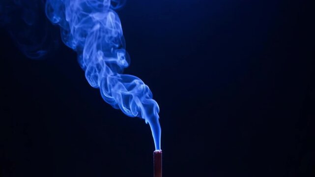 青い光に照らされたサイバーパンク風の煙のパン映像