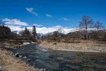 冠雪の北アルプスと清流　長野県白馬村 © RATM