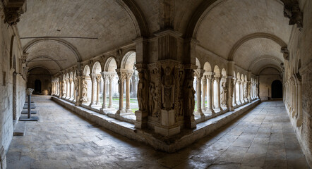Obraz premium Panoramic view of Saint-Trophime cloister corner, Arles, France