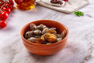 Steamed vongole clams with spices © Andrei Starostin