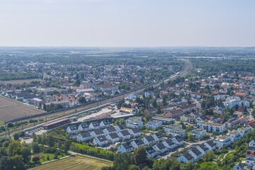 Obraz premium Ausblick auf die Stadt Olching bei München und das Naherholungsgebiet Olchinger See im Sommer