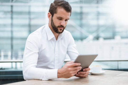 Young businessman using tablet in a cafe