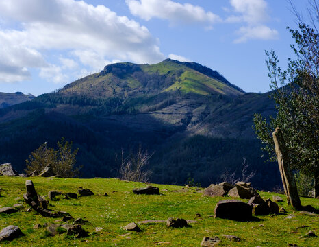 Mulisko Gaina cromlech with Mount Adarra in the background.