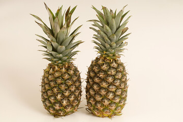 Fototapeta premium Frische tropische Ananas – exotische Frucht, gesunde Ernährung und Sommerfeeling, auch als Stücke oder Scheiben aus der Dose lecker