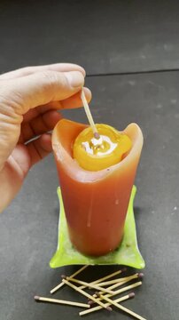 Encendiendo vela y humo con cerilla en cirio de cera