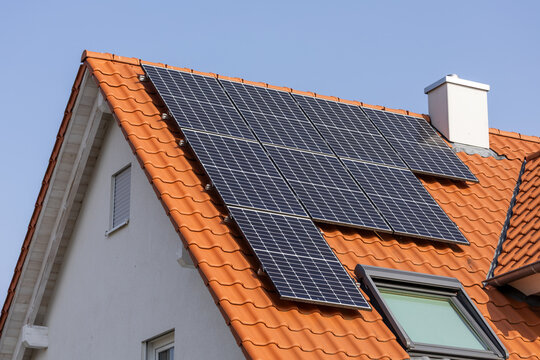 Dach mit Photovoltaikanlage an einem Einfamilienhaus