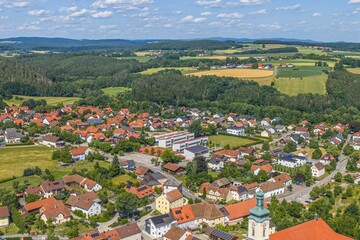 Fototapeta premium Die Gemeinde Walderbach im Kreis Cham in der Oberpfalz aus der Vogelperspektive