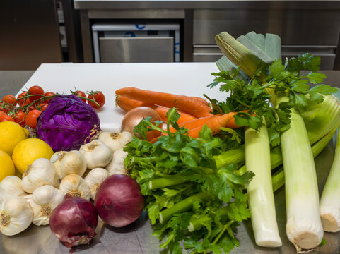 in cucina con tanta verdura