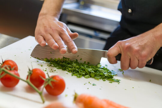 in cucina con tanta verdura