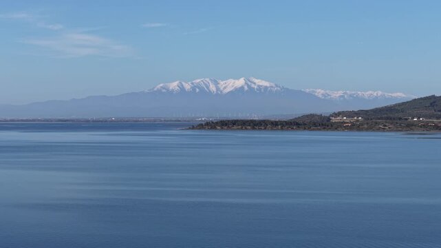 Le massif du Canigou enneig&eacute; et l'&eacute;tang de Salses Leucate en mars 2026