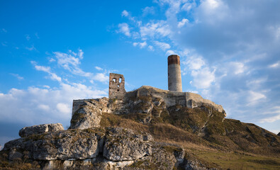 Ruiny zamku w Olsztynie koło Częstochowy Polska © kubikactive