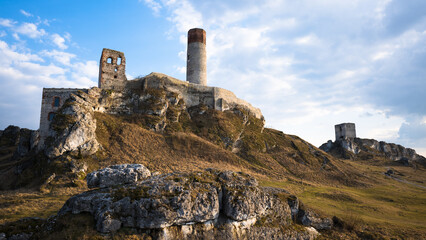 Ruiny zamku w Olsztynie koło Częstochowy Polska © kubikactive