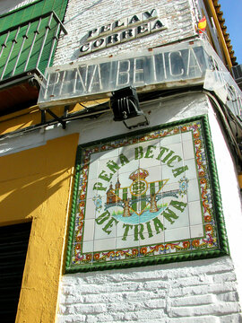 Local de reuni&oacute;n de la Pe&ntilde;a Betica del barrio de Triana donde se re&uacute;nen los aficionados del club de f&uacute;tbol Real Betis Balompi&eacute;. Pe&ntilde;a B&eacute;tica de Triana en Sevilla. 