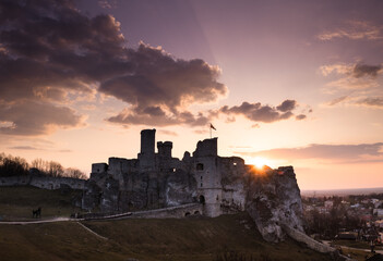 Ruiny zamku Ogrodzieniec w Podzamczu Polska © kubikactive