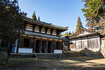 Fototapeta premium Historic Oriental Pavilion with Majestic Eaves Against a Sunny Background