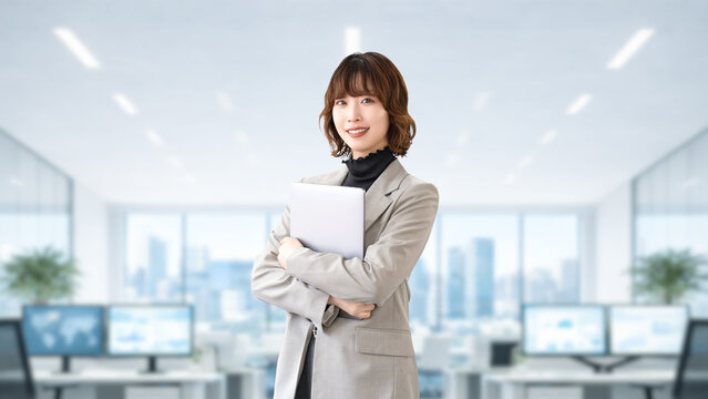 ノートパソコンを持つ笑顔のビジネスウーマン オフィスのビジネスイメージ, Smiling Businesswoman Holding Laptop in Office Business Concept