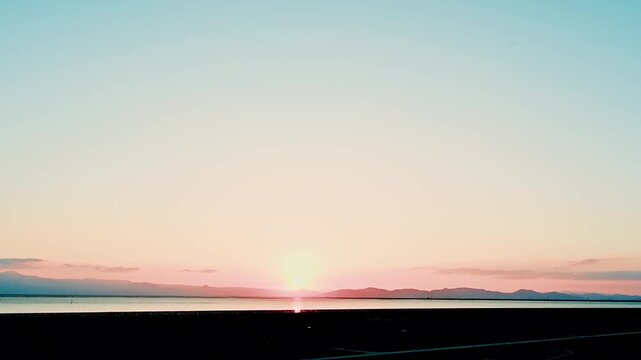 赤く染める『海の紅葉』。シチメンソウの幻想的な夕暮れ
「干潟に広がる真っ赤な奇跡。夕陽と溶け合う『海の紅葉』の美しさを、4K映像で。」
佐賀市(東与賀海岸のシチメンソウ)
The "Autumn Leaves of the Sea" Dyed Red: The Fantastical Sunset of the Salicornia europaea
