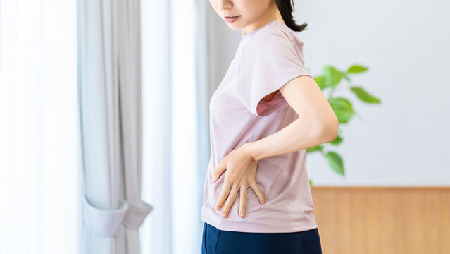 ウエストまわりを気にする女性 体型やダイエットの悩みイメージ, Woman Concerned About Waistline Body Shape and Diet Concept