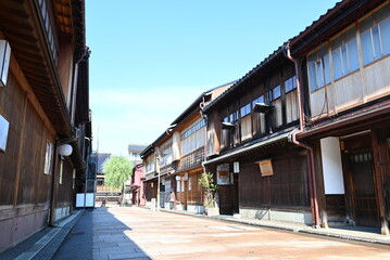 Fototapeta premium ひがし茶屋街の伝統的な町並みと静かな石畳の通り Traditional wooden townscape of Higashi Chaya District in Kanazawa