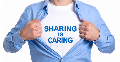 Sharing is caring - Ein Mann öffnet sein Hemd und zeigt sein TShirt