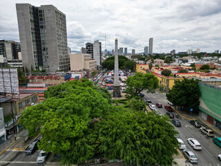 Fototapeta premium Aerial image showing antique stalls and iconic obelisk in central Guadalajara, surrounded by traffic