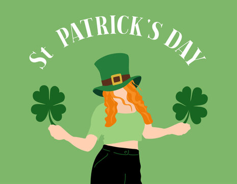 Femmes irlandaise avec un chapeau de farfadet et de long cheveux roux qui f&ecirc;te la saint Patrick et tient des tr&egrave;fles &agrave; 4 feuilles dans les mains.