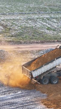 TRATOR E CAMINH&Atilde;O TRABALHANDO EM OBRA (Tractor and truck working on a construction site.)