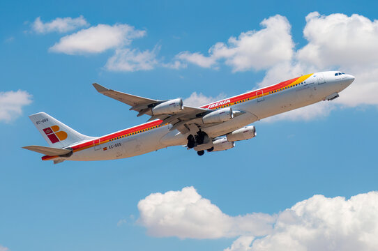 Avi&oacute;n de l&iacute;nea Airbus A340 de la aerol&iacute;nea Iberia despegando en el aeropuerto de Madrid Barajas con la antigua librea y matr&iacute;cula EC-GGS.