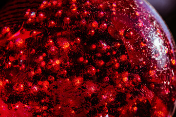 Sulfure de verre rouge aux bulles d’air capturées - Macro artistique