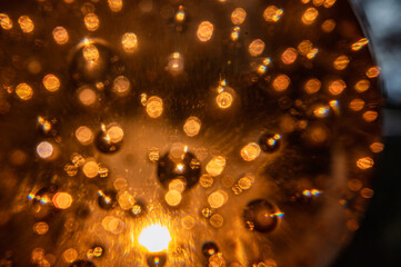 Macro de presse-papier en verre ambré avec bulles d'air et reflets dorés