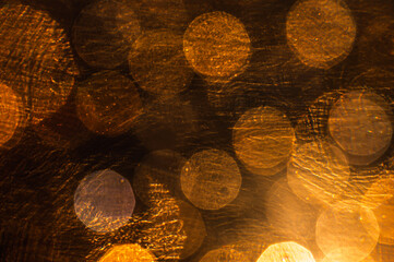 Macro de presse-papier en verre ambré avec bulles d'air et reflets dorés