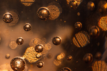 Macro de presse-papier en verre ambré avec bulles d'air et reflets dorés