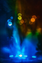 Fototapeta premium Sphère de cristal irisée et jeux de lumière abstraits sur fond sombre.