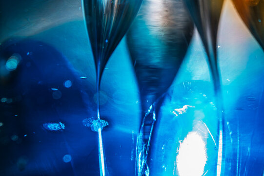 Macrophotographie abstraite d'une boule de verre color&eacute;e avec reflets lumineux bleus.
