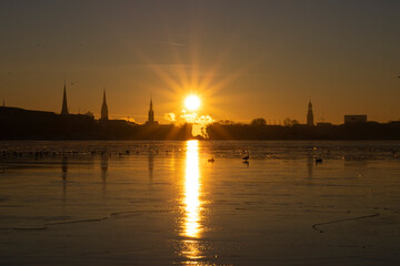 Fototapeta premium Hamburg Aussenalster bei Sonnenuntergang