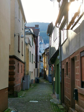 Die Seitenstra&szlig;e mit Namen Fischergasse in der Stadt Miltenberg am Main mit Burg Mildenburg im Hintergrund