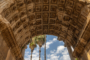 Obraz premium Roman rosettes on the ceiling of the Hadrian's Gate arch in Antalya. The famous gate, built in honor of the ancient Roman emperor. The Arc de Triomphe in the Kaleichi area. Hadrian's Gate in Antalya.