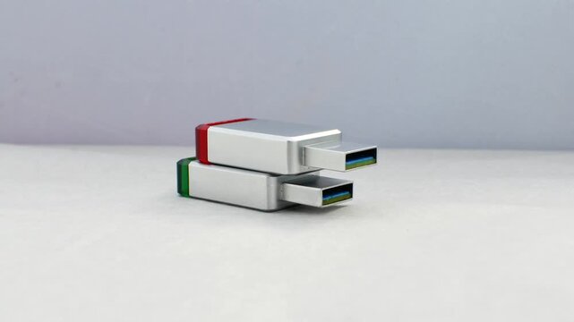 Close-up of an aluminum USB flash drive on a white surface, highlighting design and practicality. Detail of aluminum USB drive on a white background, conveying modernity and efficiency.