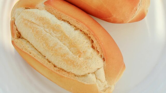 Delicious fresh French bread, crispy on the outside and soft on the inside, ready to be enjoyed.