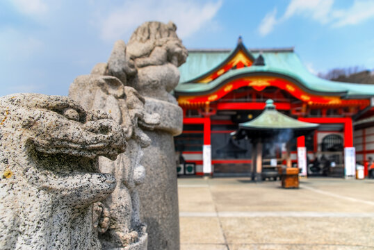 愛知県犬山市の犬山成田山（成田山名古屋別院大聖寺）に鎮座する阿吽の狛犬と本堂/Komainu Guardian Dogs and the Main Hall of Inuyama Naritasan Temple in Inuyama City, Aichi Prefecture