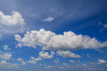 Obraz premium Blue sky with scattered white clouds