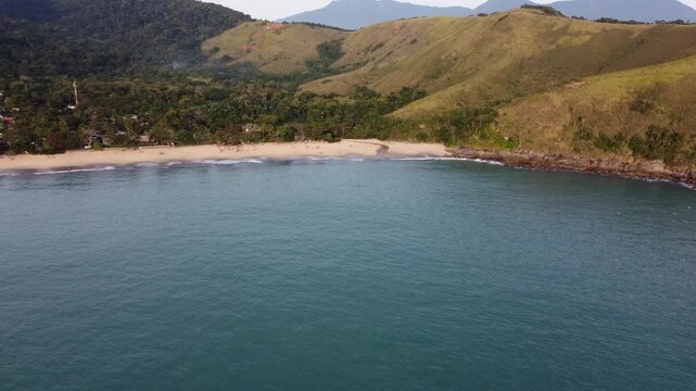 Toque-Toque Grande Beach in S&atilde;o Sebasti&atilde;o, north coast, a paradisiacal beach amidst the mountains.