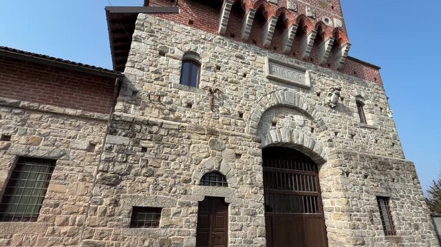 edificio medievale nel parco della quassa ad ispra in italia